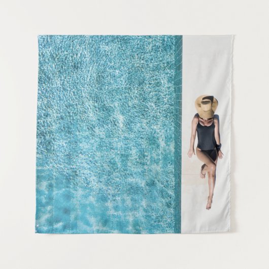 Vrouwen in zwarte bikini onderste en witte pet wandkleed (Voorkant)