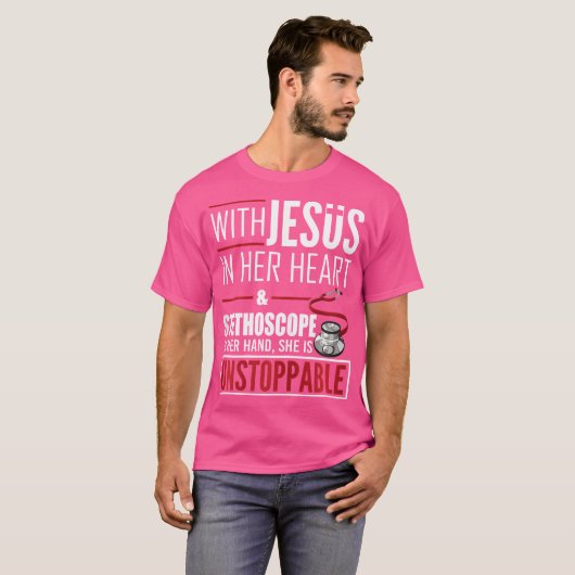 Vrouwen Jezus Stethoscoop Ze is een onstuitbare do T-shirt (Voorkant volledig)