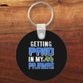 Vrouwen krijgen betaald in mijn pjs grappig werk o sleutelhanger (Voorkant)