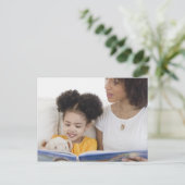 Vrouwen lezen boek met dochter briefkaart (Staand voorkant)