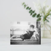 Vrouwen lezen een boek,  briefkaart (Staand voorkant)