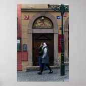 Vrouwen lopen langs het oude restaurant poster (Voorkant)