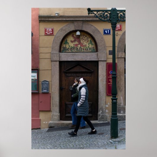 Vrouwen lopen langs het oude restaurant poster (Voorkant)