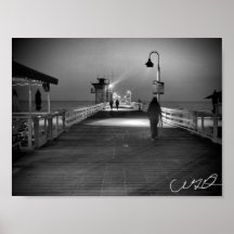 Vrouwen lopen op de pier in San Clemente B&W