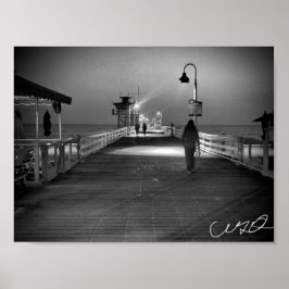 Vrouwen lopen op de pier in San Clemente B&W Poster