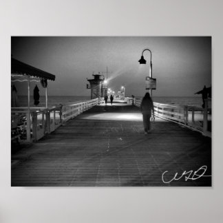 Vrouwen lopen op de pier in San Clemente B&W Poster