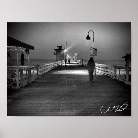 Vrouwen lopen op de pier in San Clemente B&W Poster (Voorkant)