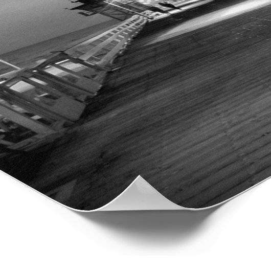 Vrouwen lopen op de pier in San Clemente B&W Poster (Hoek)