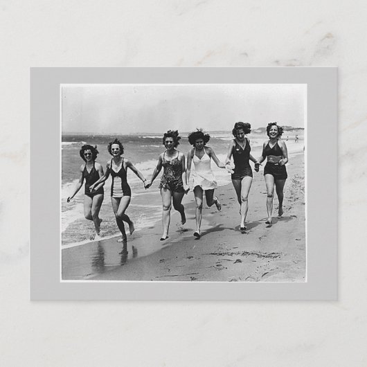 Vrouwen lopen op het strand, jaren 1940 briefkaart (Voorkant)