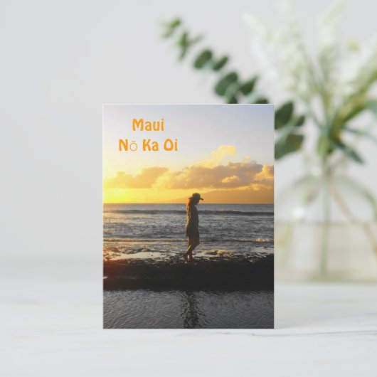 Vrouwen lopen op strand op zonsondergang in Maui Briefkaart (Staand voorkant)