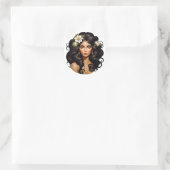 Vrouwen met bloemen in haar haar haar. ronde sticker (Tas)