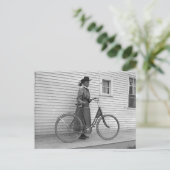 Vrouwen met de oude Bicycle 1898  B&W foto Briefkaart (Staand voorkant)