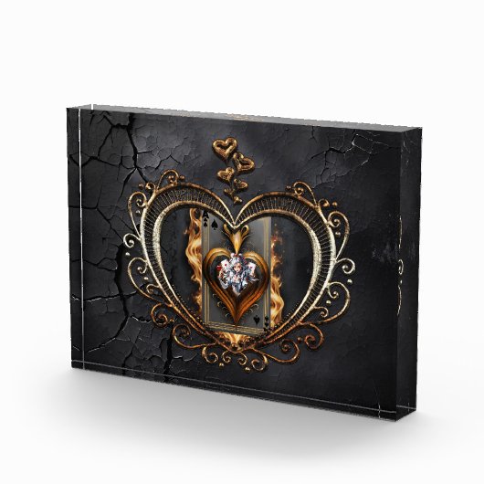 Vrouwen met een hartkaart in vlammen op. fotoblokken (Rechts)