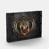 Vrouwen met een hartkaart in vlammen op. fotoblokken (Links)