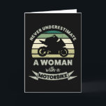Vrouwen met een motorfiets grappige cadeaus echtge kaart<br><div class="desc">Onderschat nooit een vrouw met een motorfiets. Grappig cadeau ideaal voor vrouwen / motorrijders die van motorfietsen motorrijden & fietsen houden. Koop het als kerst-,  verjaardags- of moedercadeau voor je vrouw of verloofde.</div>