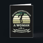 Vrouwen met een saxofone Funny Gifts Mam Kaart<br><div class="desc">Onderschat nooit een vrouw met een saxofone. Grappig geschenk ideaal voor vrouwen die van marchingband houden,  sax,  muziek en jazz. Het wordt kerstcadeau,  verjaardagsgeschenk of moederdag voor je vrouw of verloofde.</div>