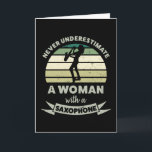 Vrouwen met een saxofone Funny Gifts Mam Kaart<br><div class="desc">Onderschat nooit een vrouw met een saxofone. Grappig geschenk ideaal voor vrouwen die van marchingband houden,  sax,  muziek en jazz. Het wordt kerstcadeau,  verjaardagsgeschenk of moederdag voor je vrouw of verloofde.</div>