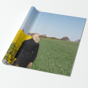Vrouwen met een zwarte jas die op groen grasland s cadeaupapier