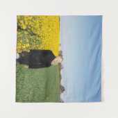 Vrouwen met een zwarte jas die op groen grasland s wandkleed (Voorkant (horizontaal))