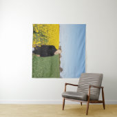 Vrouwen met een zwarte jas die op groen grasland s wandkleed (In Situ (horizontaal))