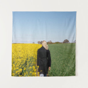 Vrouwen met een zwarte jas die op groen grasland s wandkleed