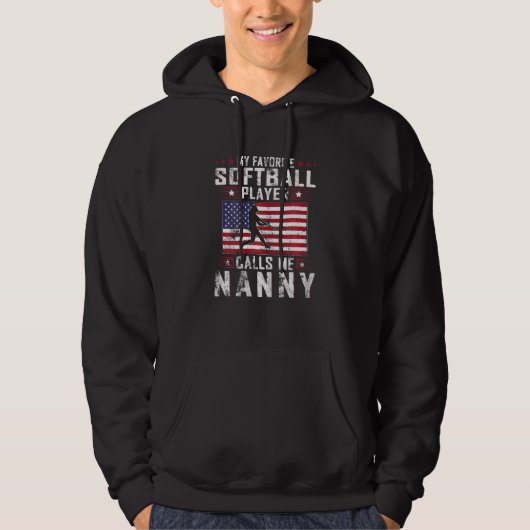 Vrouwen Mijn favoriete Softball Player roept me na Hoodie (Voorkant)