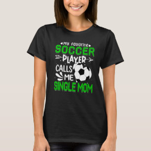 Vrouwen Mijn favoriete voetballer noemt mij Single T-shirt