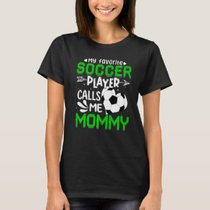 Vrouwen Mijn favoriete voetballer roept me mama op T-shirt