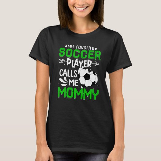 Vrouwen Mijn favoriete voetballer roept me mama op T-shirt (Voorkant)