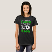 Vrouwen Mijn favoriete voetballer roept me mama op T-shirt (Voorkant volledig)