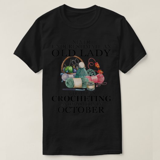 Vrouwen Onderschat nooit een oude dame die van c h T-shirt (Design voorkant)