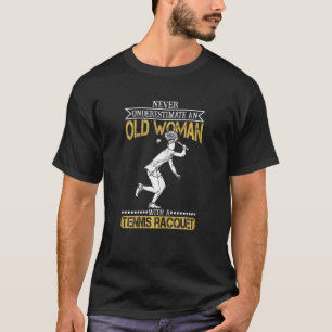 Vrouwen onderschatten nooit een oude vrouw met tie t-shirt