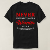 Vrouwen onderschatten nooit een vrouw met een tita t-shirt (Design voorkant)