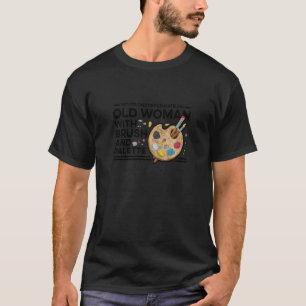 Vrouwen onderschatten nooit en bejaarde vrouw met  t-shirt