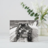 Vrouwen poserend op auto, 1920 briefkaart (Staand voorkant)