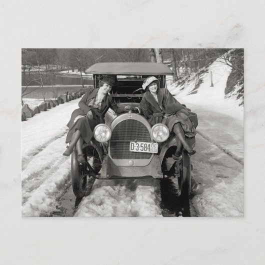 Vrouwen poserend op auto, 1920 briefkaart (Voorkant)