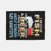 Vrouwen redden vis en bier tijdens het zingen van fleece deken (Voorkant (Horizontaal))