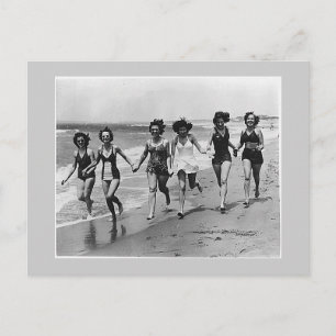 Vrouwen rennen op het strand, 1940. briefkaart