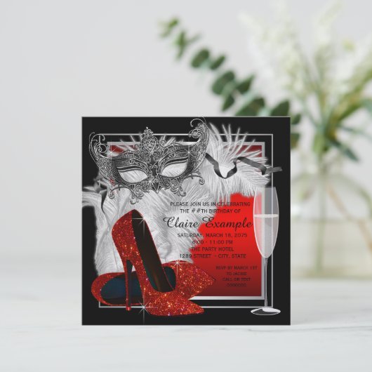 Vrouwen rood en zwart gemaskerd verjaardagsfeest kaart (Staand voorkant)