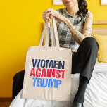 Vrouwen tegen Trump 2024 Verkiezingen Tote Bag<br><div class="desc">Women Against Trump canvas tas voor een Amerikaanse vrouw die tegen Donald Trump stemde bij de verkiezingen voor het president in 2024. Rode en blauwe tekst voor een sterke feministe.</div>