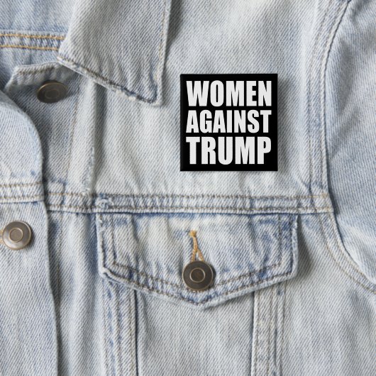 "VROUWEN TEGEN TRUMP" VIERKANTE BUTTON 5,1 CM (In situ)