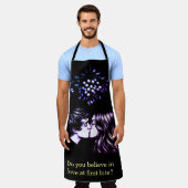 Vrouwen vieren met aangepaste BBQ schorten buiten (Gedragen)