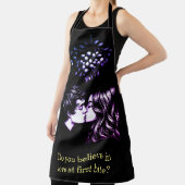 Vrouwen vieren met aangepaste BBQ schorten buiten (Insitu)