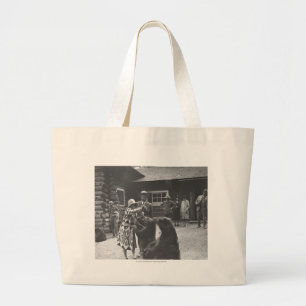 Vrouwen voeden beren. grote tote bag
