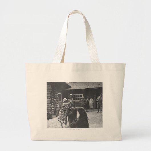 Vrouwen voeden beren. grote tote bag (Voorkant)