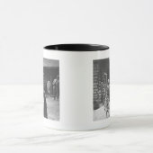 Vrouwen voeden beren. mok (Midden)