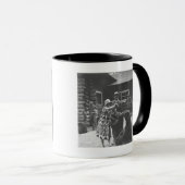 Vrouwen voeden beren. mok (Voorkant rechts)