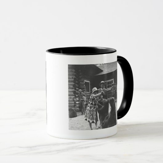 Vrouwen voeden beren. mok (Voorkant rechts)