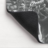 Vrouwen voeden beren. muismat (Hoek)