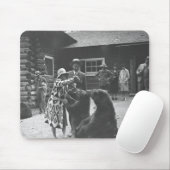 Vrouwen voeden beren. muismat (Met muis)